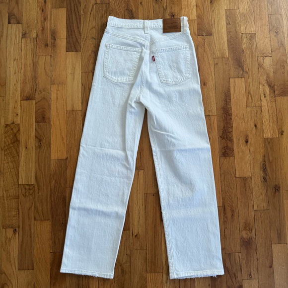 Levi’s White High-Waisted Jeans - Picture 5 of 6
